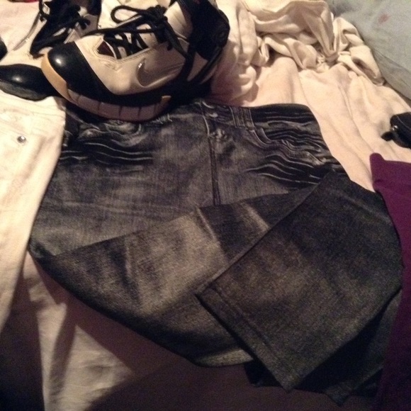 Simulated Jean Jeggins - Picture 2 of 5